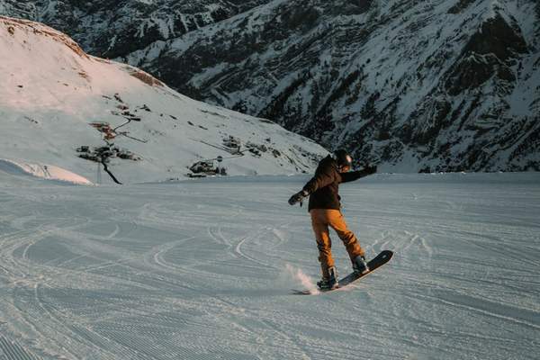 how to carve on a snowboard